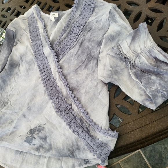 Blu Pepper Tops - Linen long sleeve blue tie die cross front top